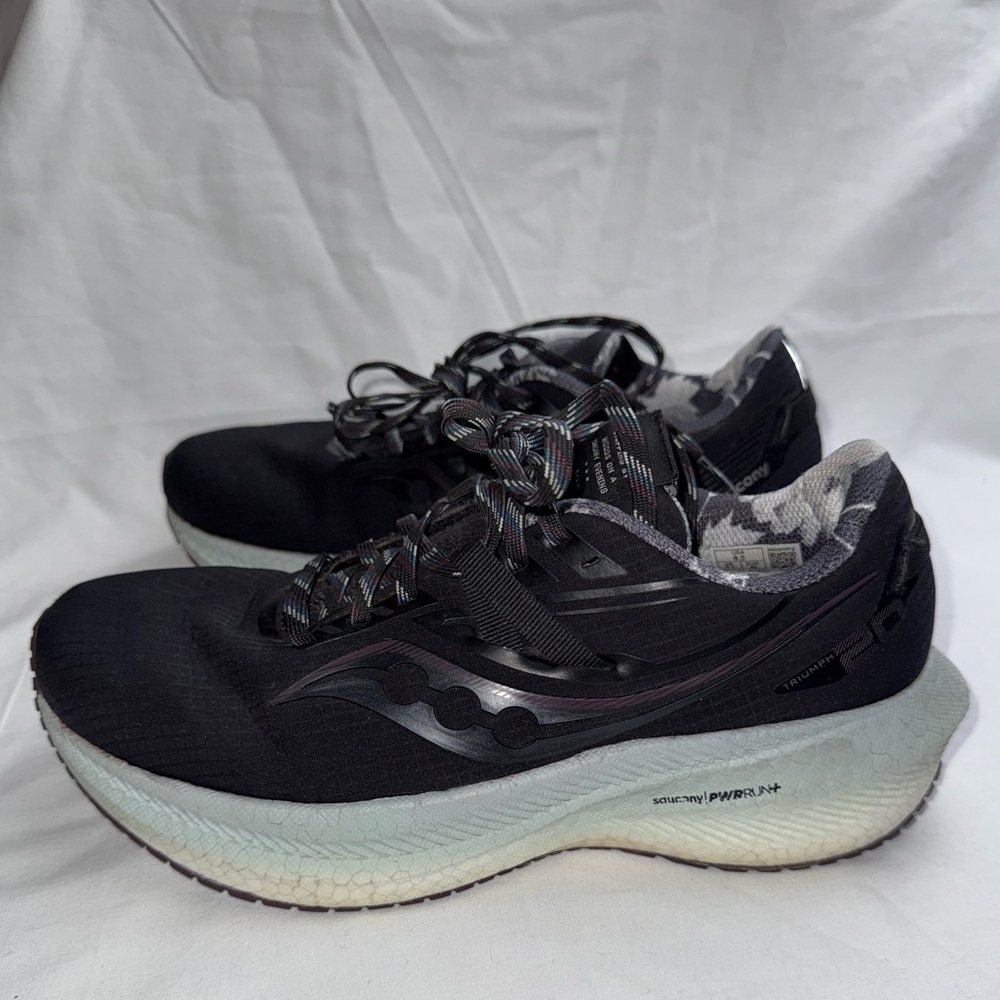 Saucony womens Triumph 20 Runshield running shoes in a black size 8.5